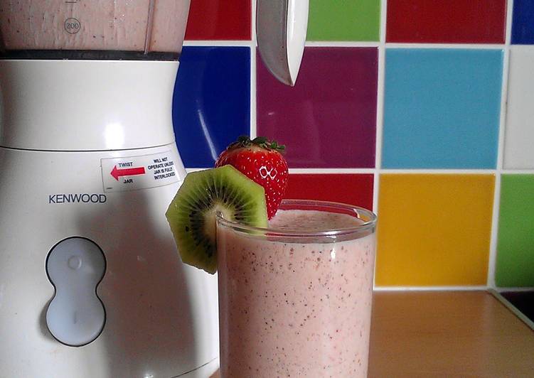 Steps to Make Ultimate Vickys Strawberry &amp; Kiwi Smoothie, GF DF EF SF NF