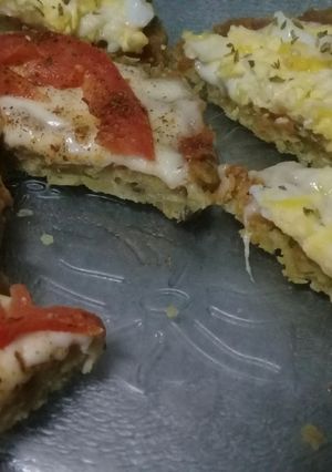 Una foto de Pizzeta/hamburguesa con masa verde