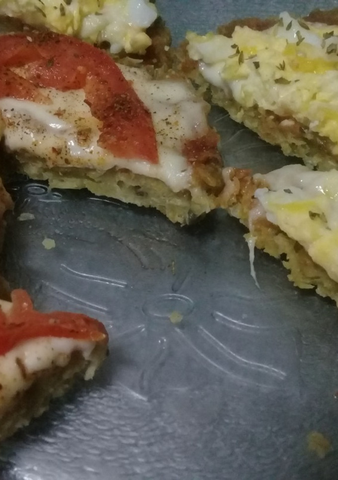 Una foto de Pizzeta/hamburguesa con masa verde