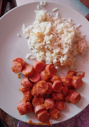 Una foto de Salchichas entomatadas 😋👌