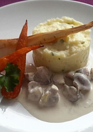 A picture of Sig's Kohlrabi/Potato Mash with Blue Cheese and Mushroom Sauce.
