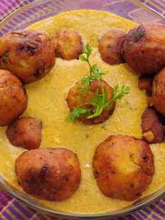 मलई कोफ्ता करी (malai kofta curry recipe in marathi) रेसिपी चे मुख्य फोटो 
