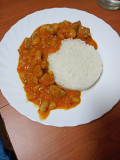 Una foto de Guiso de judías con carne y arroz blanco