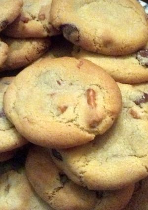 A picture of Chocolate Chip Pretzel Stick Cookies.