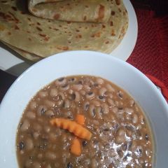 A picture of Cowpeas seeds with chapati #authormarathon #mymomsrecipe.