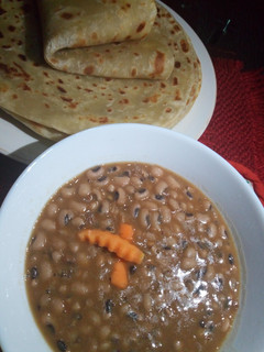 A picture of Cowpeas seeds with chapati #authormarathon #mymomsrecipe.