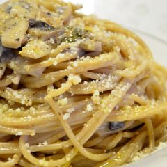 A picture of mushroom spagetti.