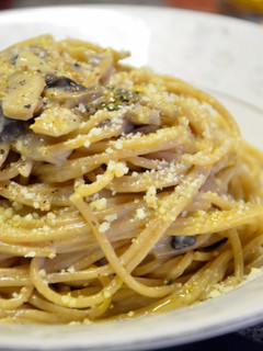 A picture of mushroom spagetti.