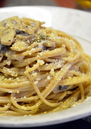 A picture of mushroom spagetti.