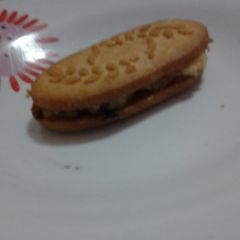 A picture of Bolacha com recheio de maçã (cookie with apple).