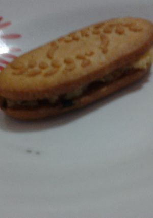 A picture of Bolacha com recheio de maçã (cookie with apple).