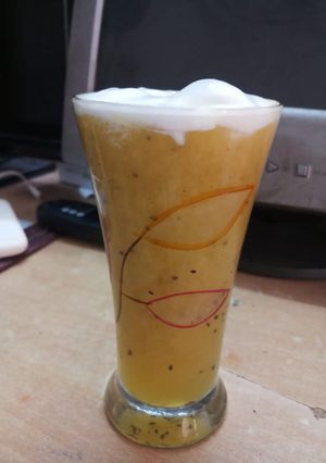 A picture of Kiwi pine orange frosted lemonade.