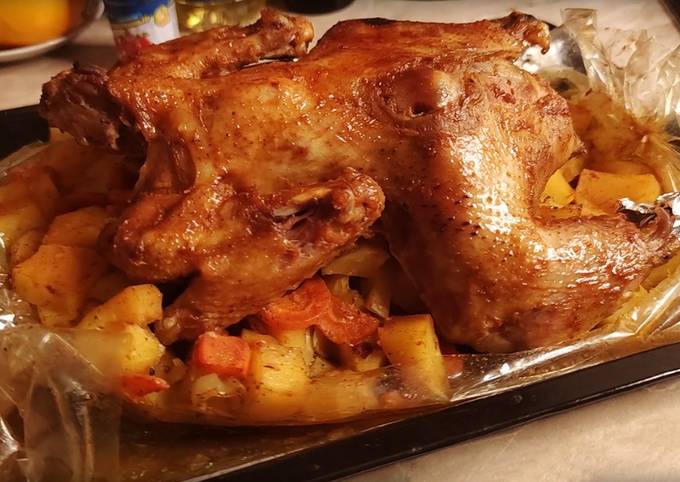 Целая курица с картошкой в духовке на противне. Картофель по-деревенски с курицей