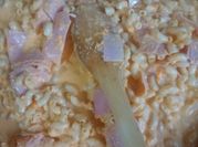 Una foto de ensalada de coditos con pimiento