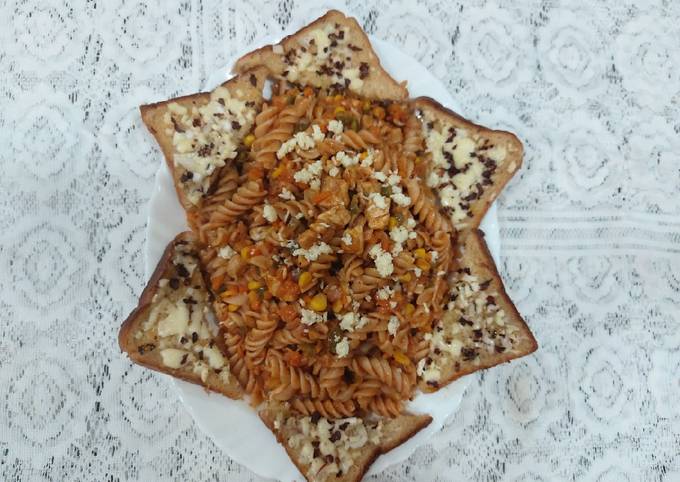 Red sauce chicken pasta with garlic bread