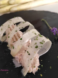 Una foto de Carpaccio de espárragos con queso crema y atún