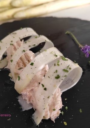 Una foto de Carpaccio de espárragos con queso crema y atún