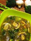 Sopa de espárragos, brócoli y champiñón (con chía y sésamo)