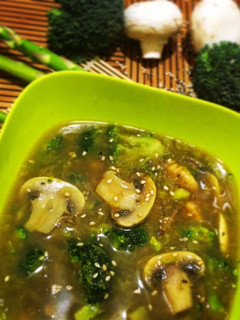 Una foto de Sopa de espárragos, brócoli y champiñón (con chía y sésamo)