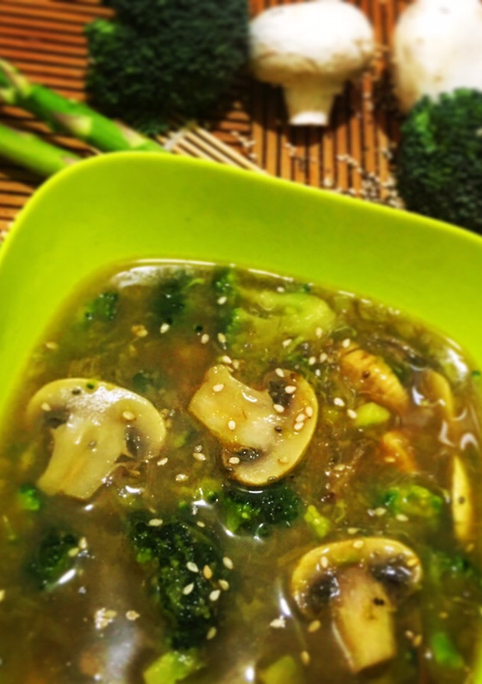 Una foto de Sopa de espárragos, brócoli y champiñón (con chía y sésamo)
