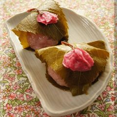 A picture of Kansai-style Sakura Mochi.
