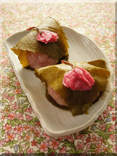 A picture of Kansai-style Sakura Mochi.