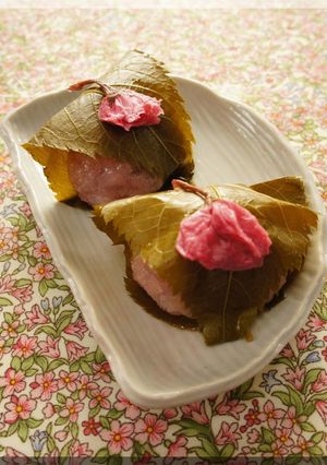A picture of Kansai-style Sakura Mochi.