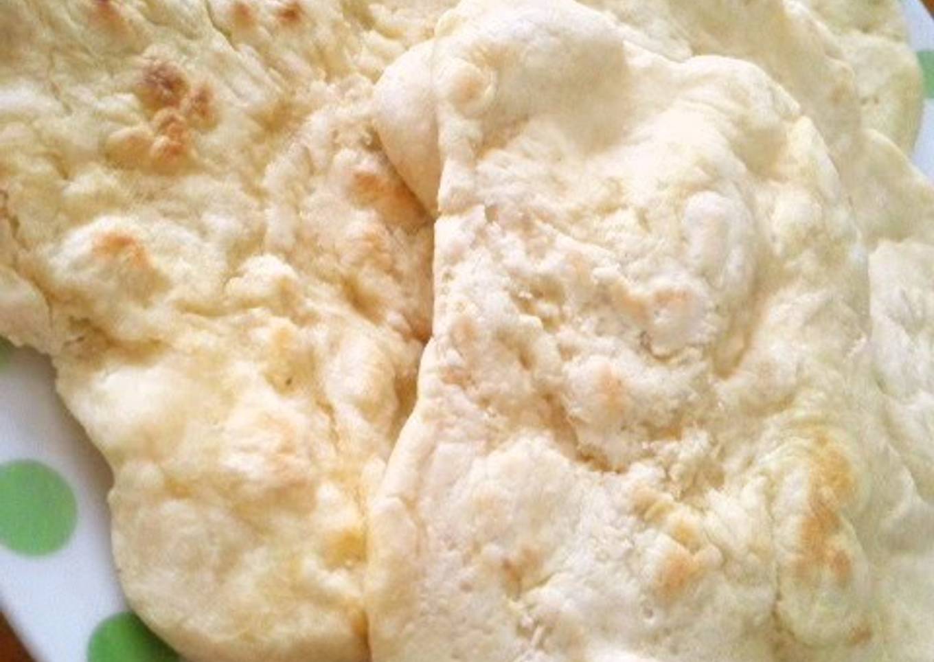 Pretty naan made from cake flour in a saucepan.