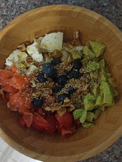 Una foto de Ensalada con quinoa, salmón, arándanos y verdura