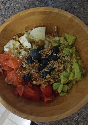 Una foto de Ensalada con quinoa, salmón, arándanos y verdura