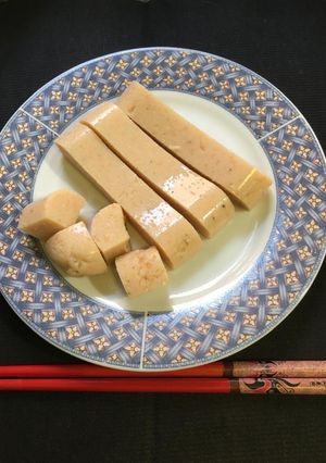 Una foto de Tofu casero estilo birmano de lentejas turcas
