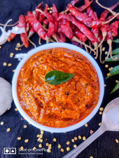 लाल मिर्च लहसुन की तीखी चटनी (LAl mirch lahsun ki teekhi chutney recipe in hindi) रेसिपी मुख्य फोटो