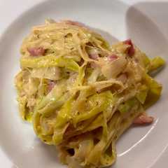 Una foto de Puerros a la carbonara 🍝🥓🥬