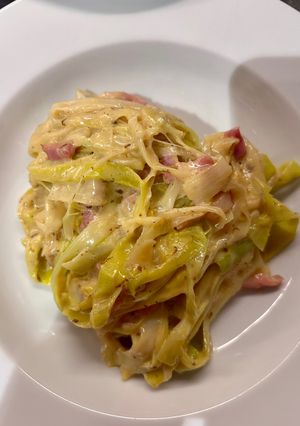 Una foto de Puerros a la carbonara 🍝🥓🥬