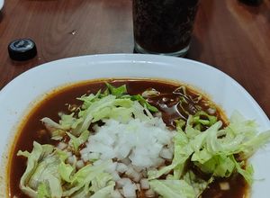 Una foto de Pozole rojo