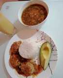 Lentejas, albóndigas en salsa, arroz y aguacate