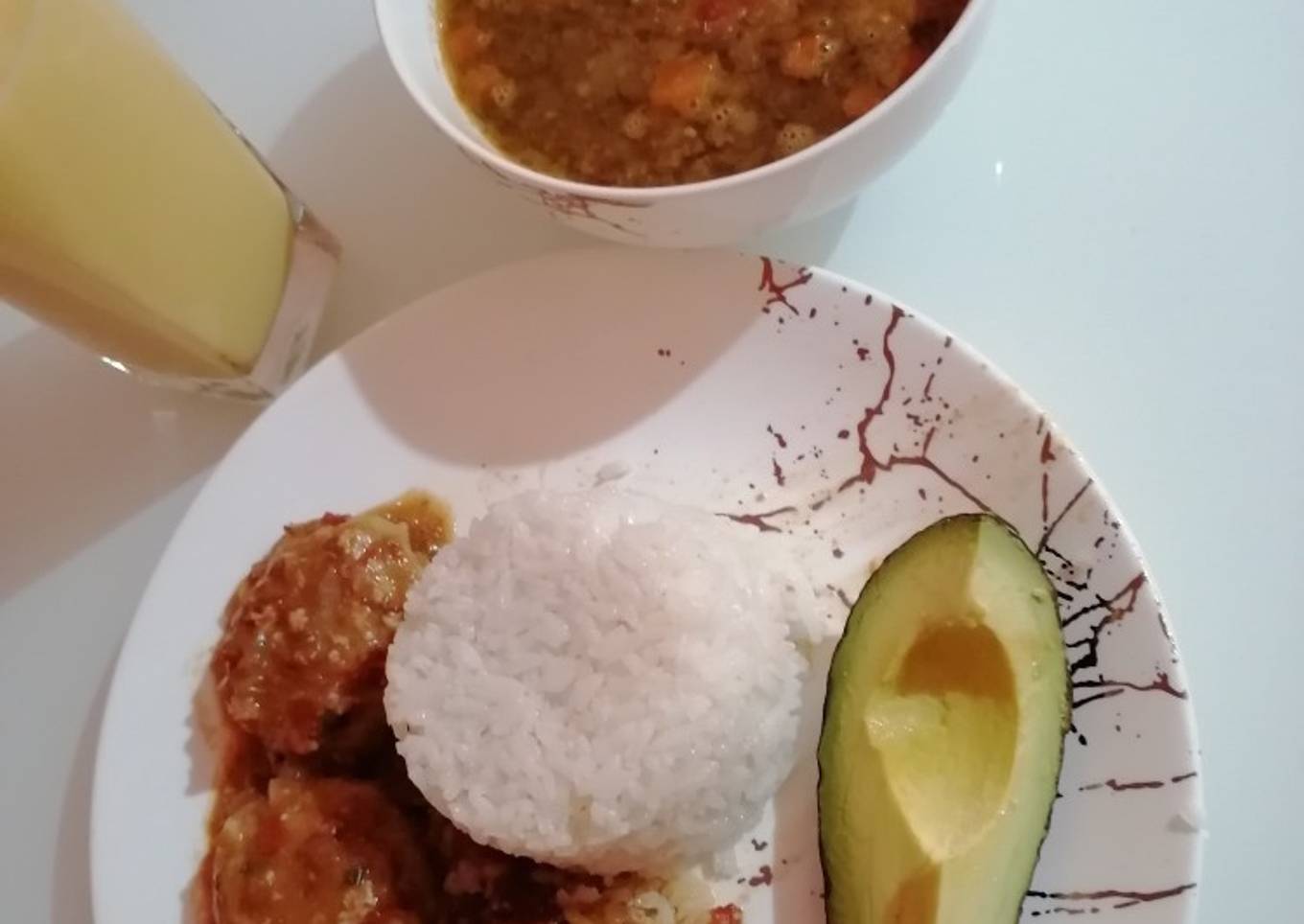 Lentejas, albóndigas en salsa, arroz y aguacate