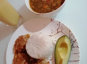 Una foto de Lentejas, albóndigas en salsa, arroz y aguacate