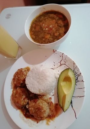 A picture of Lentils, Meatballs in Sauce, Rice, and Avocado.