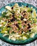 Ensalada de hinojo, manzana verde, pasas y maní
