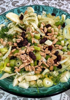 Una foto de Ensalada de hinojo, manzana verde, pasas y maní