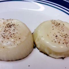 A picture of Poached Eggs in an Onion Ring..