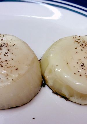 A picture of Poached Eggs in an Onion Ring..
