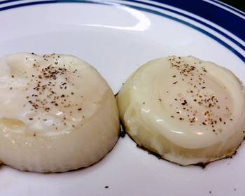 Popular Cuisine Poached Eggs in an Onion Ring Savory Delicious