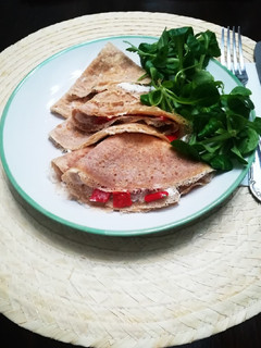 Una foto de Crepes rellenos de pimientos del piquillo y queso crema