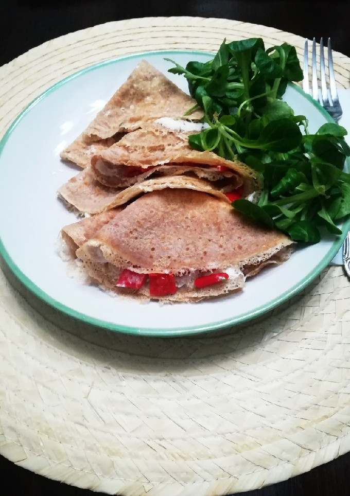 Una foto de Crepes rellenos de pimientos del piquillo y queso crema