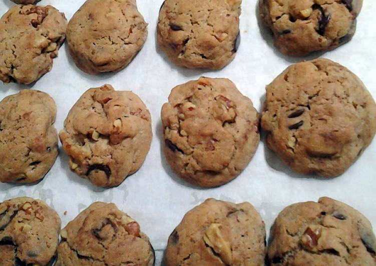 Walnut and choco chip cookies