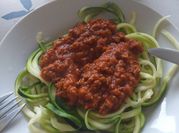 Una foto de zucchini con carne molida