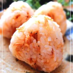A picture of Tempura Crumbs and Small Shrimp (Sakura Shrimp) Onigiri.