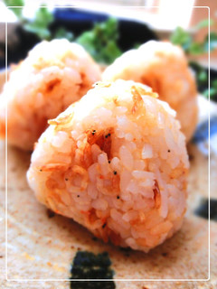 A picture of Tempura Crumbs and Small Shrimp (Sakura Shrimp) Onigiri.